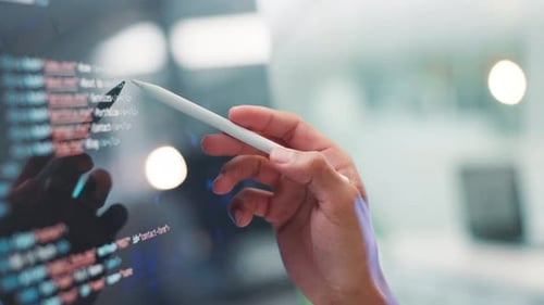 Persona, mano o Código con HTML en la pantalla del ordenador para el desarrollo de software