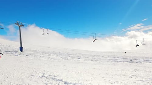 Skifahrer bei voller Geschwindigkeit Skiabfahrt 2 (Seitenansicht)