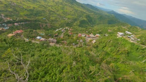 Vue aérienne FPV - Survol de villages philippins à Cebu, Philippines