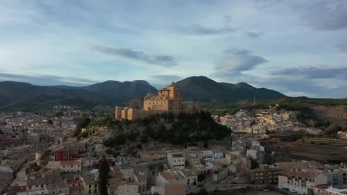 Vista aérea del paisaje urbano y el castillo de Caravaca De La Cruz