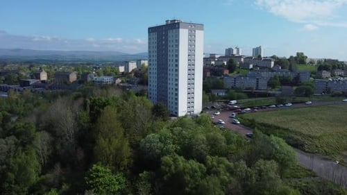 Una vista aérea de un vecindario suburbano con una mezcla de edificios de apartamentos y casas. Un parche grande