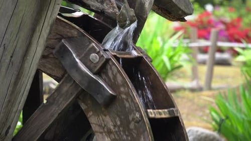 Traditionelles koreanisches Holzwasserrad, das sich im Sommer tagsüber im Namsan-Park dreht, Nahaufnahme