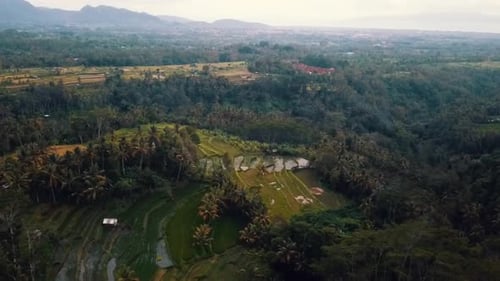 Drohnenaufnahme auf Bali, Indonesien, im Frühjahr 2020. Sonnenuntergang in der Abenddämmerung 1080, 60 Uhr: Drone aus der Vogelperspektive