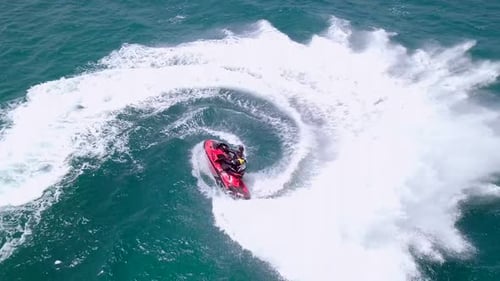 Jetski in offenen Gewässern - Luftaufnahmen