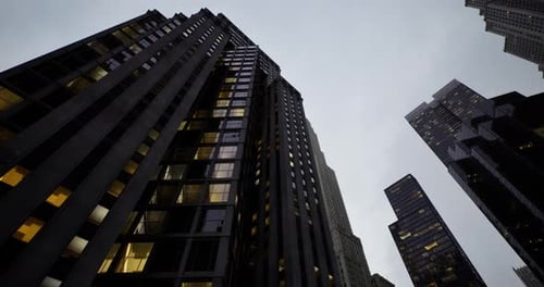 Edificios altos que reflejan el crepúsculo en un ajetreado paisaje urbano