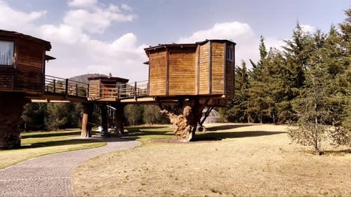 Foto panorámica de una casa sobre pilotes durante el día con cielo nublado y sol
