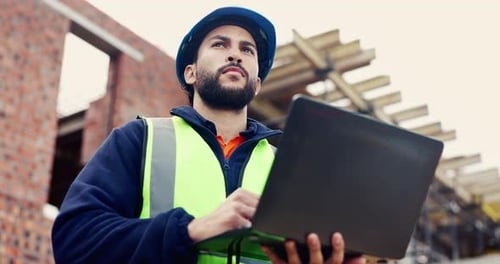 Mann, Denker oder Laptop auf der Baustelle für Planung, Bauprojekt oder Tippupdate