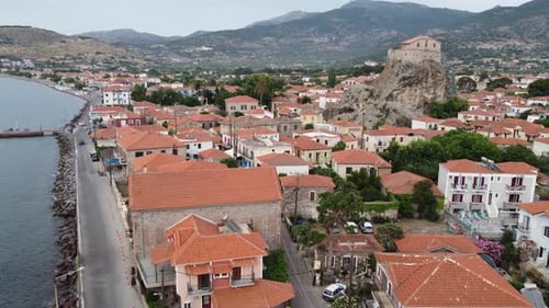 Vieille ville de Pétra et église grecque orthodoxe de la Vierge Marie entourée de montagnes et de mer, Lesbos