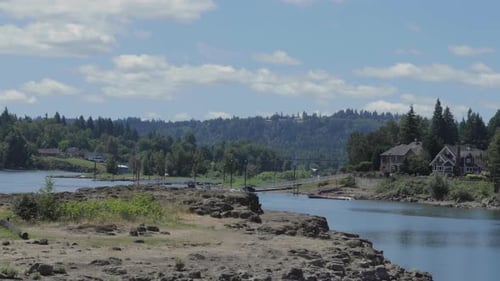 Zeitraffer von Fluss und Booten mit vorbeiziehenden Wolken
