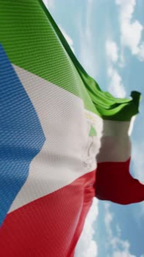 Drapeau ondulé de la Guinée équatoriale soufflant dans le vent au ralenti, agitant le drapeau coloré, symbole de l'équipe