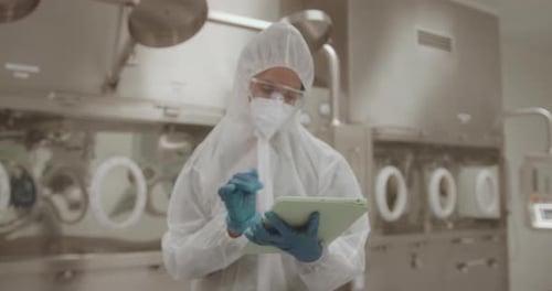 Científica en laboratorio analiza el resultado de una prueba en una tableta digital