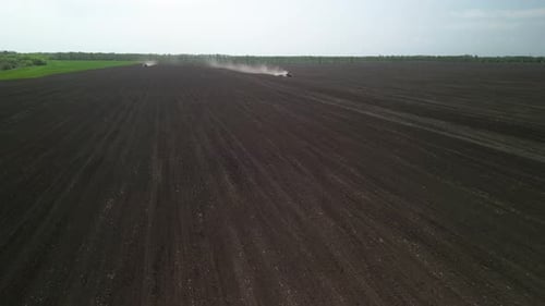 Roter Traktor arbeitet auf dem Feld zur Bodenbearbeitung in der Ukraine