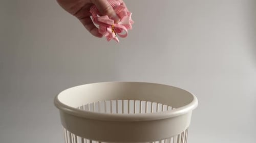 1. Plastikbänder zum Verpacken von Geschenken werden in die Mülltonne geworfen