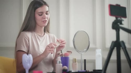 Vloguera de belleza promociona una base de maquillaje en su blog de belleza