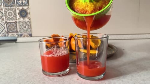 Servir un verre de jus de fruits frais, une boisson à l'orange faite maison, saine, savoureuse, vitaminée, pulpeuse, une tranche