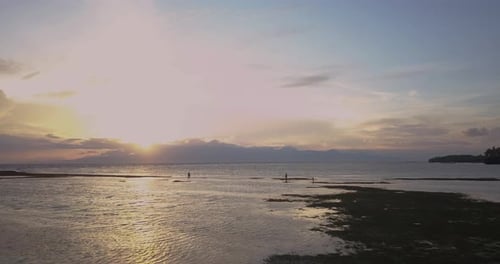 Belo pôr do sol no mar - Pôr do sol no meio do mar - foto aérea de drone