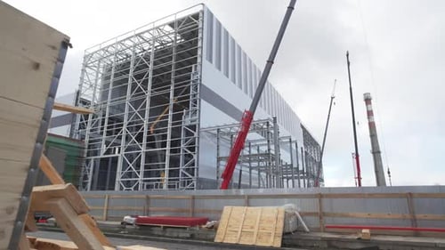 El edificio de la estación en construcción muestra una cuadrícula de vigas