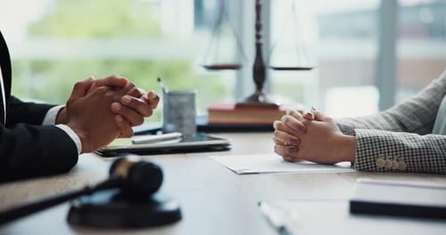 Mãos, advogado e discussão com documentos no escritório, leitura e revisão com conformidade