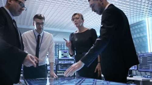 Une équipe d'agents du gouvernement traque un fugitif à l'aide d'une table interactive à écran tactile dans l'État de