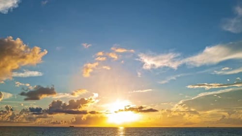 Coucher de soleil avec soleil et nuages Lapa de temps Ciel théâtral avec rayons de soleil Ciel nocturne Timelapse Nuages en mouvement