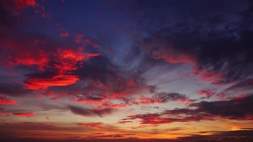 Farbenfroher tropischer Himmel bei Sonnenuntergang