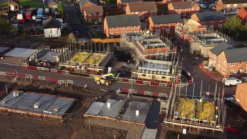 Vista aérea que enmarca la nueva propiedad que rodea el sitio de construcción de la fundación de viviendas residenciales