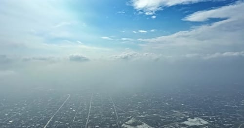 Vista aérea de la ciudad con un cielo brumoso y nubes
