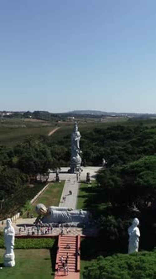 Vidéo verticale du parc Buddha Eden, Bombarral, Portugal