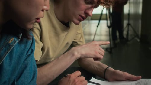 De jeunes acteurs révisent le scénario avant le tournage