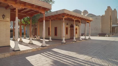 Vue matinale d'une ancienne rue déserte de Boukhara, en Ouzbékistan