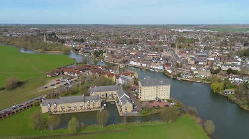 Vue aérienne d'une écluse paisible et d'un port de plaisance près de St Ives, au Royaume-Uni