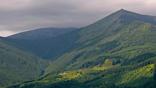 Zeitraffer dramatischer Schatten, die sich über bewaldete Berge bewegen, Zeitraffervideoaufnahme, Dynamik