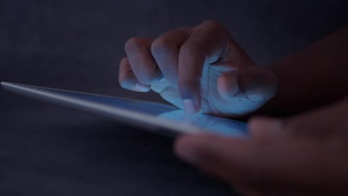 Verwenden eines Tablets bei schwachem Licht für kreative Aufgaben