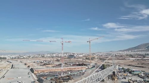 Imágenes aéreas sobre una gran obra de construcción con grúas