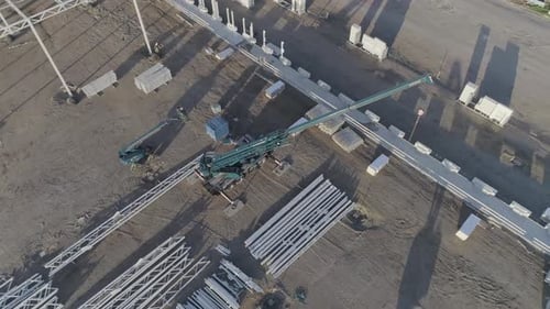 Zumbido de una grúa con material en el sitio de construcción.