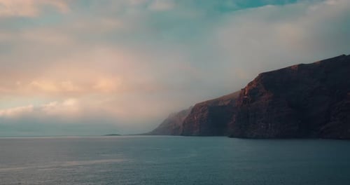 Ozeanlandschaft und Sonnenuntergang, bewölkter Himmel an den Klippen von Los Gigantes, Teneriffa, Spanien