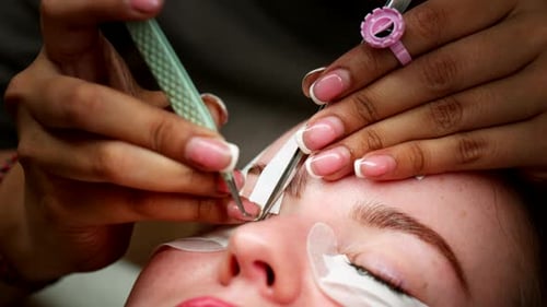 Procedimento de extensão de cílios aplicando cílios longos no salão de beleza