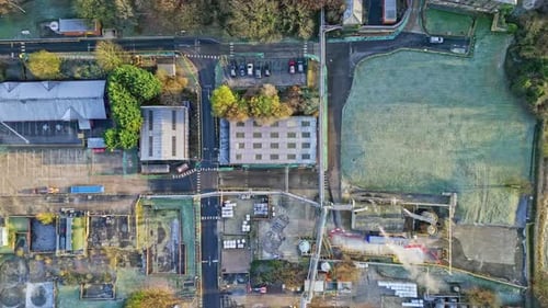Luftaufnahmen einer großen Industrieanlage mit Rohrleitungen, Gebäuden und Kühlsystemen