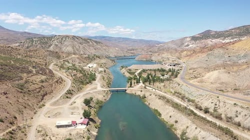 Vue aérienne du réservoir et des installations de production d'électricité entre les collines