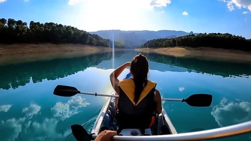 Cámara
lenta de remo en kayak. Mujer y hombre kayakistas navegando en kayak en un hermoso paisaje en Embalse
de la