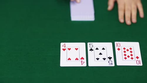 Casino-, Glücksspiel-, Poker-, Menschen- und Unterhaltungskonzept — Nahaufnahme von Holdem