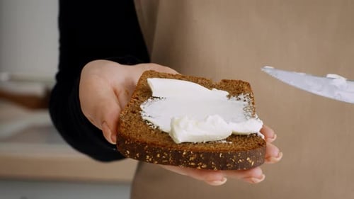 Pan integral saludable preparado por un chef en una cocina moderna