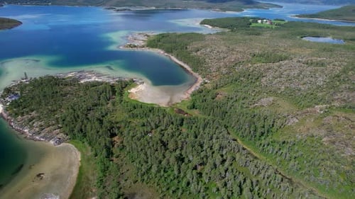Vista aérea da pitoresca natureza norueguesa