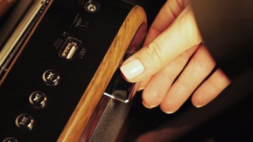 Beim Einstellen der Frequenz eines analogen Radiosenders dreht der Zeiger den Einstellknopf und stellt dabei die Anzeige ein