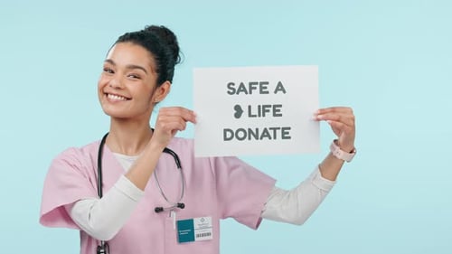 Spende, medizinisches Schild und Frauengesicht einer Krankenschwester mit Poster für Blut-, Organ- oder Gesundheitsspende