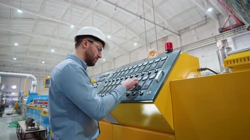 Fertigungsarbeiter programmiert industrielle CNC-Werkzeugmaschinen in der PVC-Fabrik