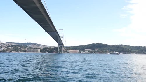 Vue à angle réduit du pont du Bosphore d'Istanbul