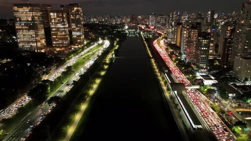 Tráfego de rodovias na noite da cidade em São Paulo, Brasil.
