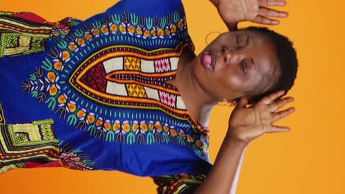 Vertikales Video Afroamerikanisches dummes Paar, das vor der Kamera herumalbert