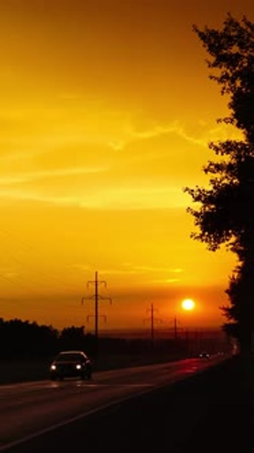 Autos fahren gegen Sonnenuntergang auf der Straße